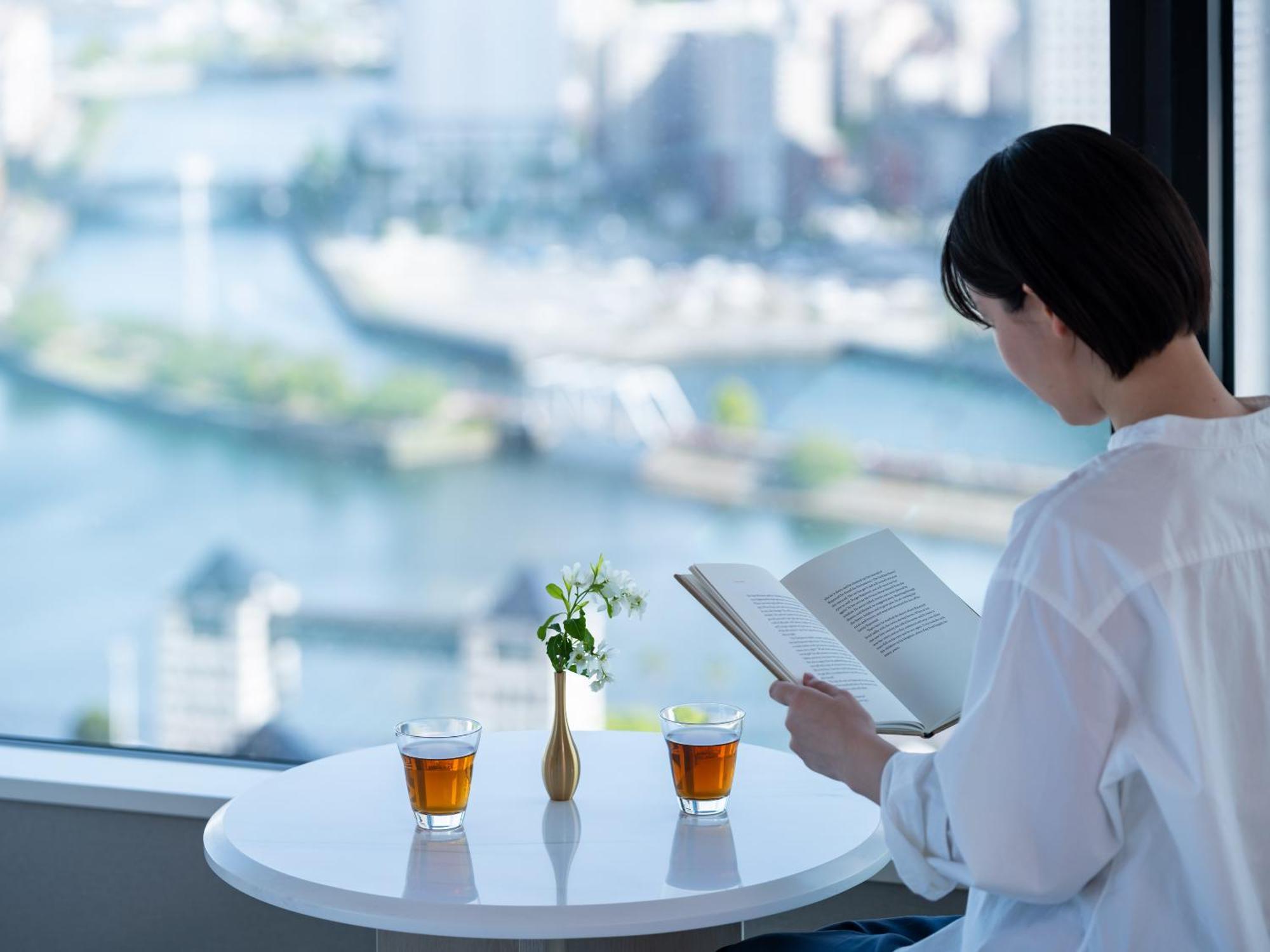 Mitsui Garden Hotel Yokohama Minatomirai Premier Exterior foto A woman reading a book