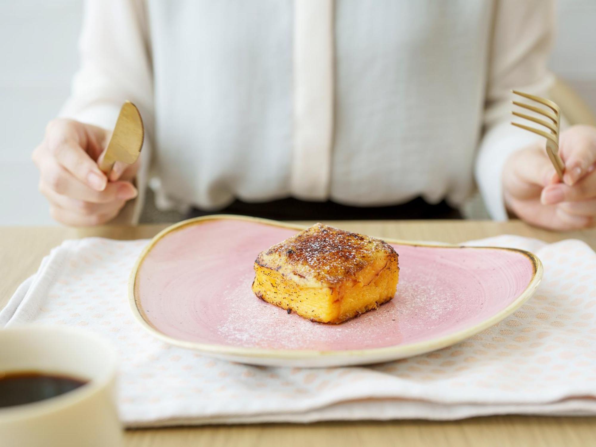 Mitsui Garden Hotel Yokohama Minatomirai Premier Exterior foto A woman with a plate of food