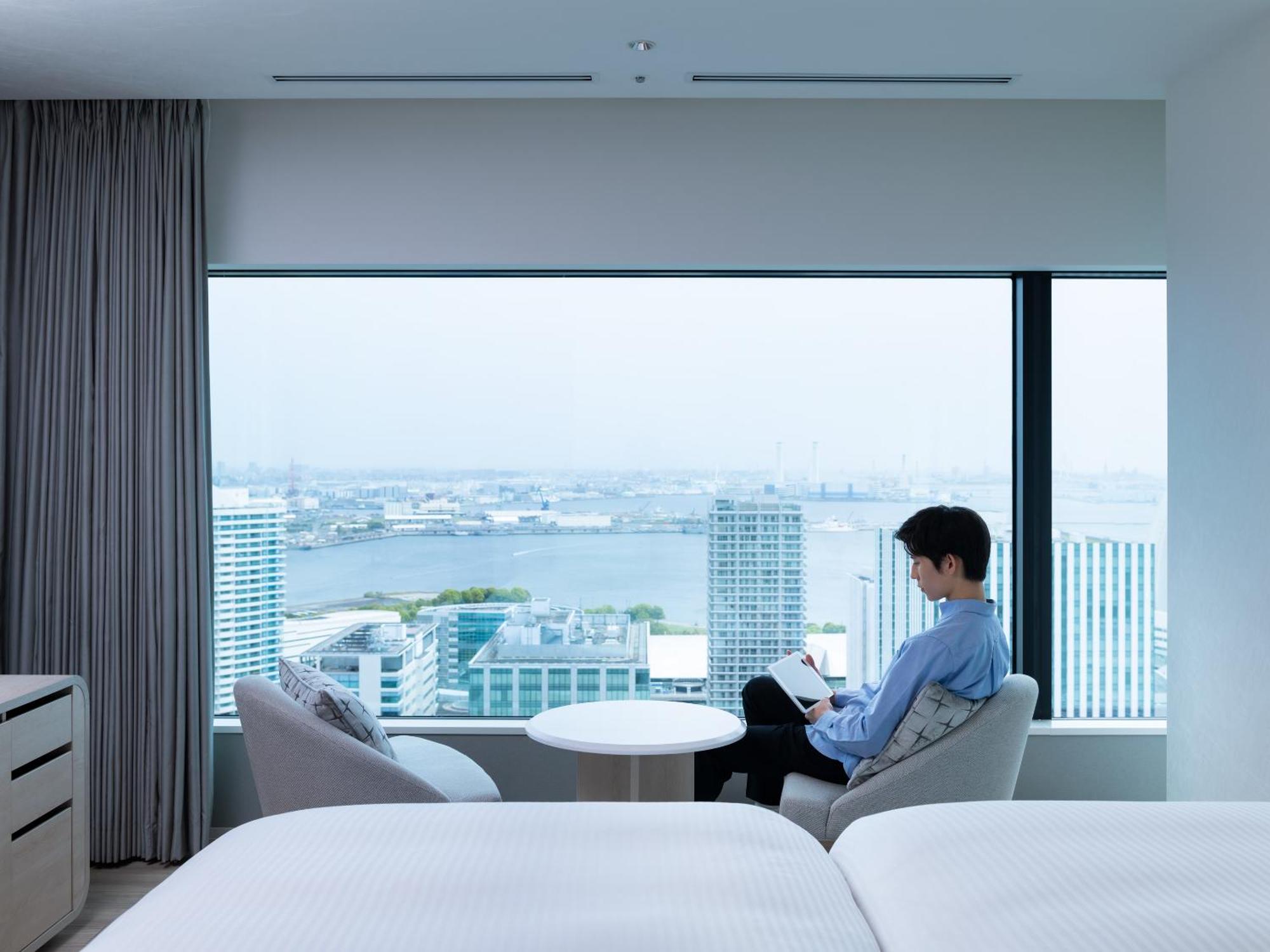 Mitsui Garden Hotel Yokohama Minatomirai Premier Exterior foto A guest room at the hotel