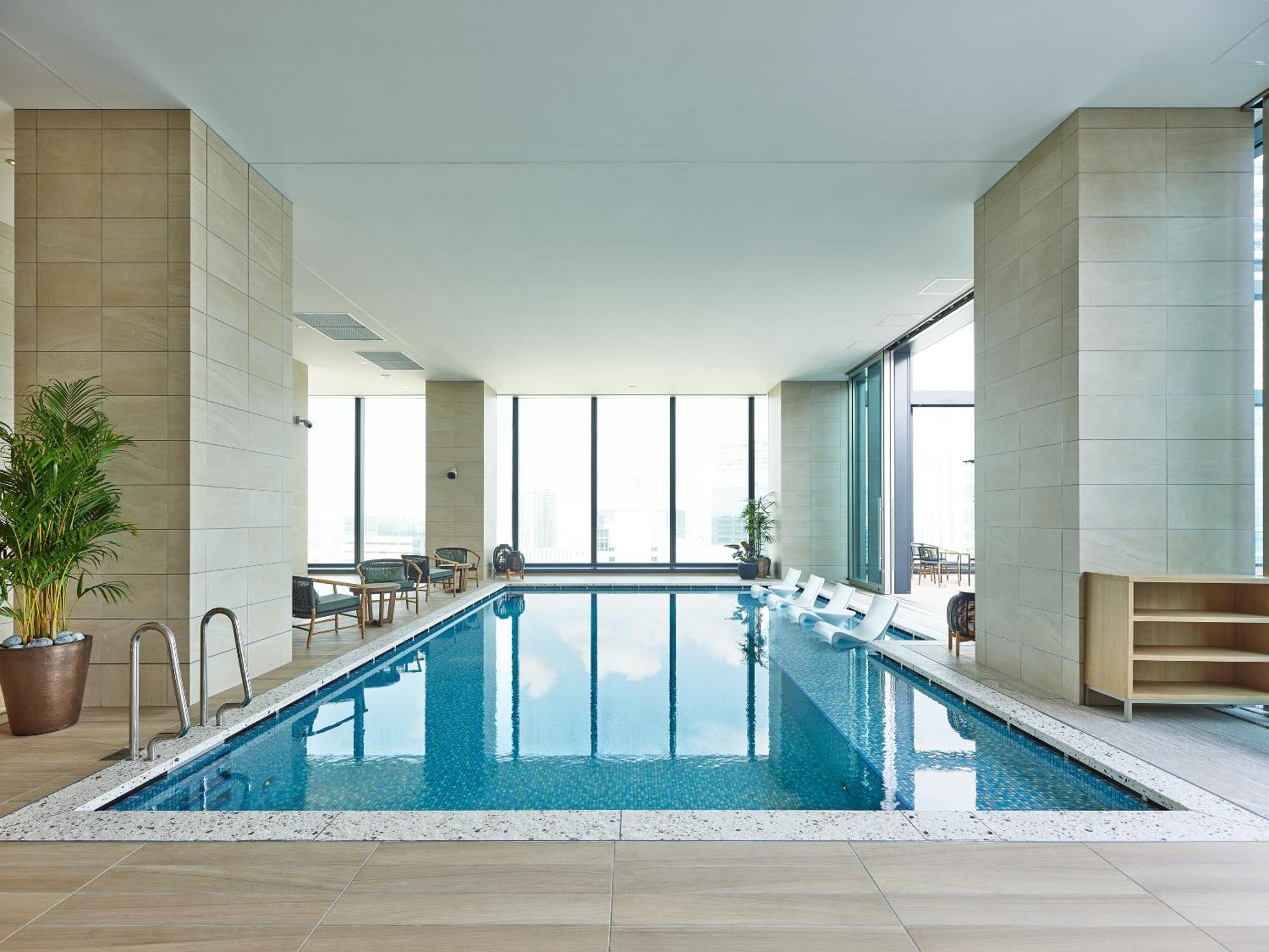 Mitsui Garden Hotel Yokohama Minatomirai Premier Exterior foto The pool at The Ritz-Carlton, Tokyo
